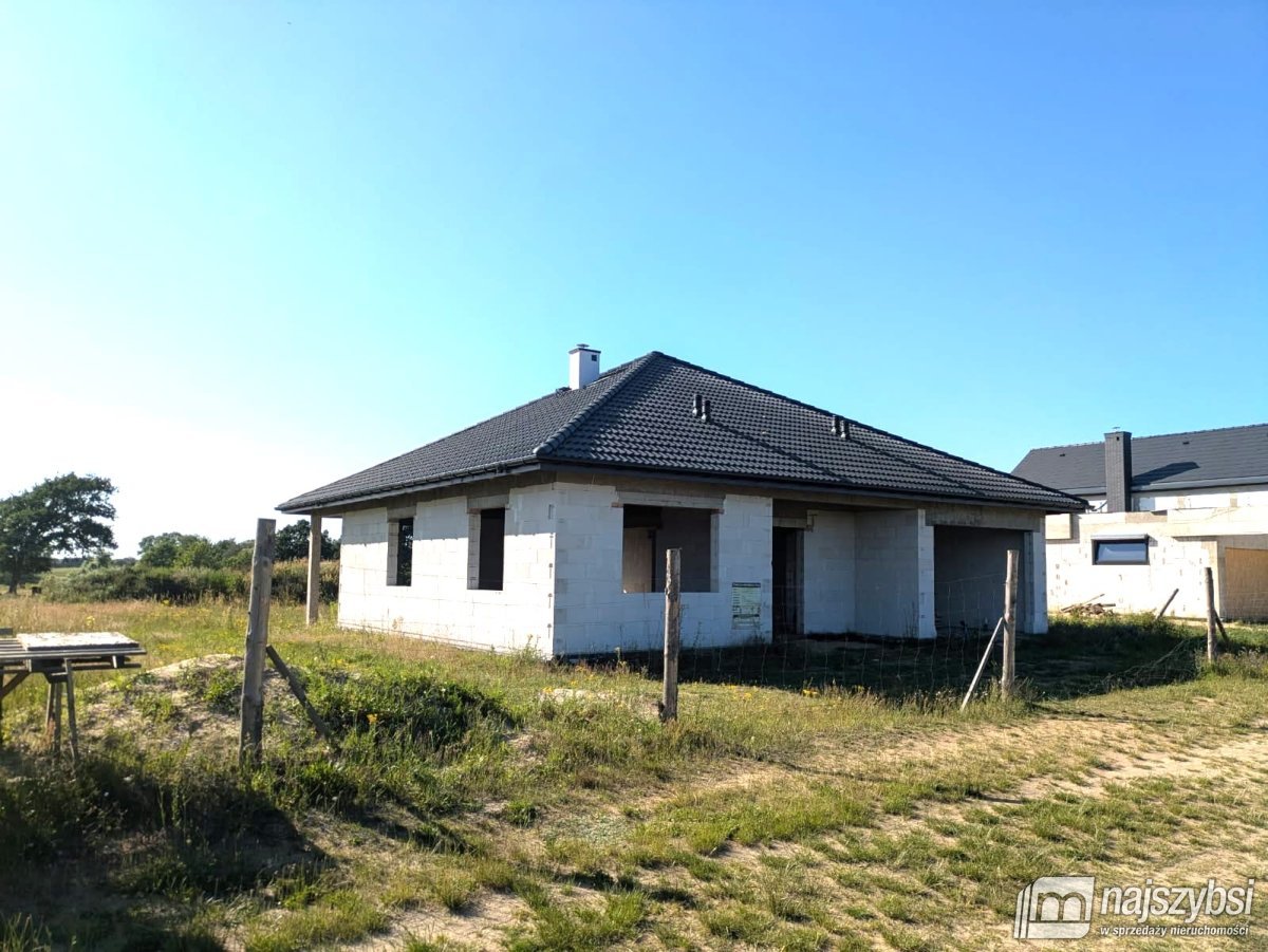 Nowogard - dom  w stanie surowym z dachem (1)