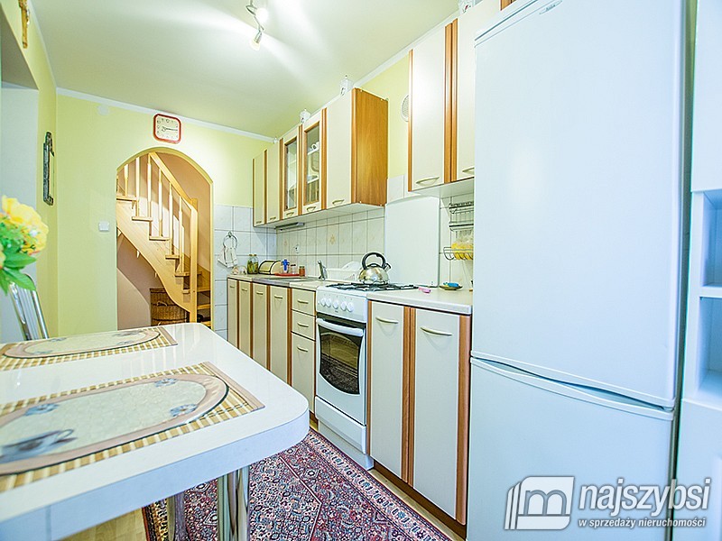 DOM WOLNO STOJĄCY Z DUŻĄ DZIAŁKĄ (7)