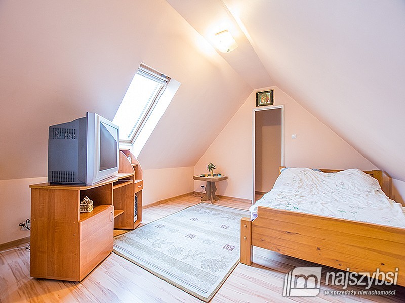 DOM WOLNO STOJĄCY Z DUŻĄ DZIAŁKĄ (8)