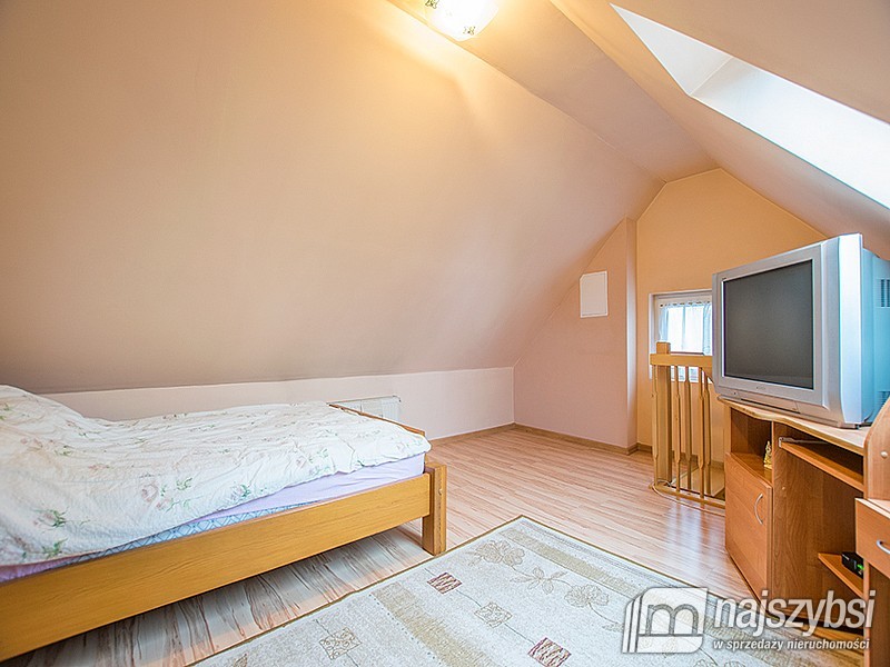 DOM WOLNO STOJĄCY Z DUŻĄ DZIAŁKĄ (9)