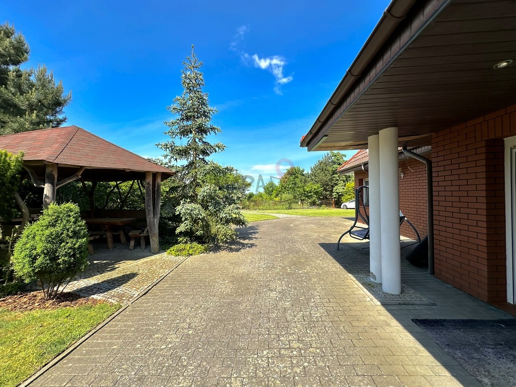 Duży dom na wzgórzu w otoczeniu zieleni (3)