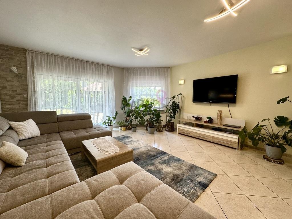 Duży dom na wzgórzu w otoczeniu zieleni (6)