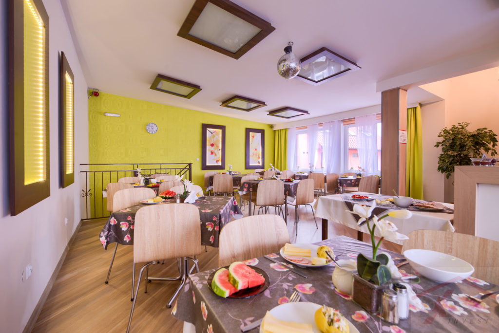 Kompleks wypoczynkowo-usługowy przy głównej drodze (24)