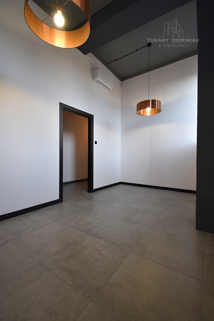 Nowoczesna i industrialna przestrzeń do pracy (17)