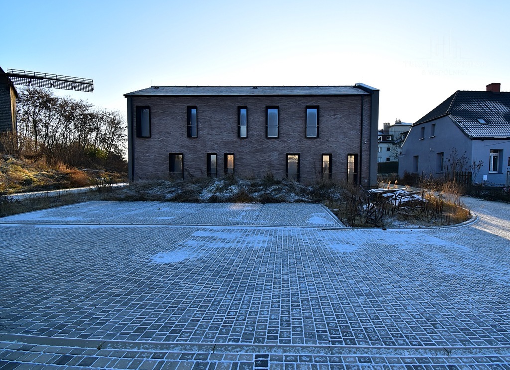 Nowy budynek usługowy (2)