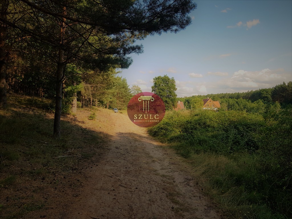 Pięknie położona działka przy lesie i jeziorze. (1)
