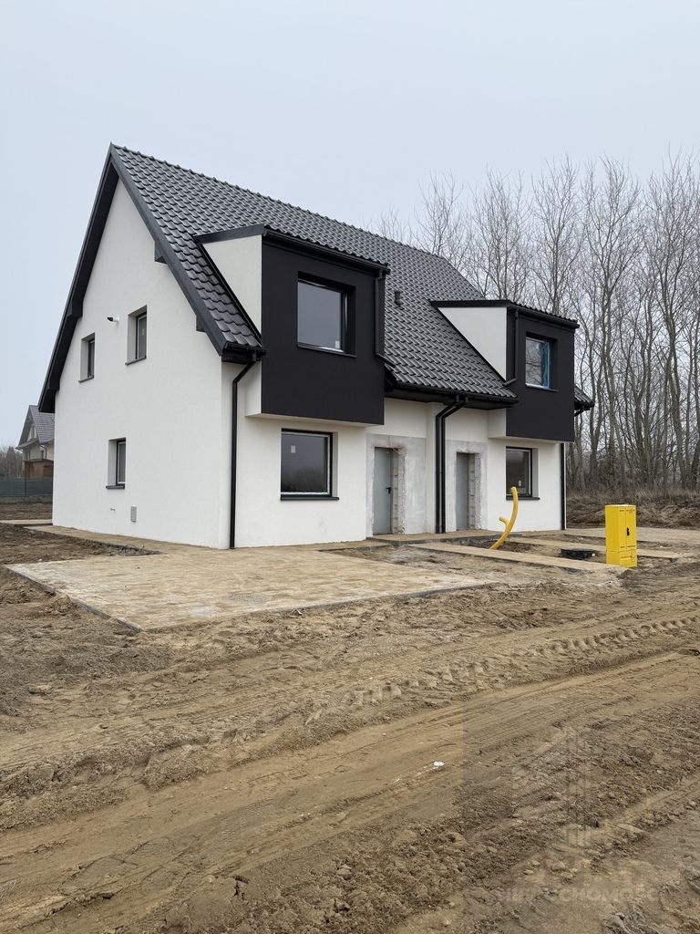 Dom w zabudowie bliźniaczej, 4 pokoje (1)