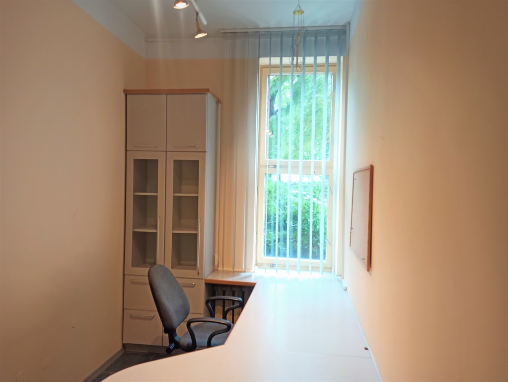 Pokój biurowy - w cenie media i Internet! (1)