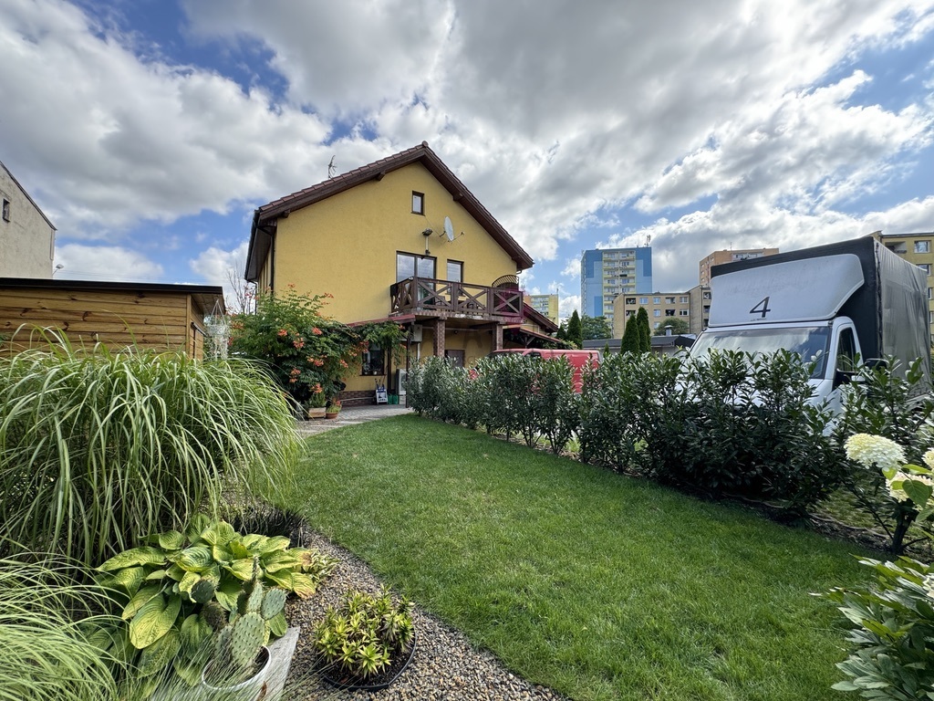 Na sprzedaż dom z lokalem handlowo-usługowym (10)