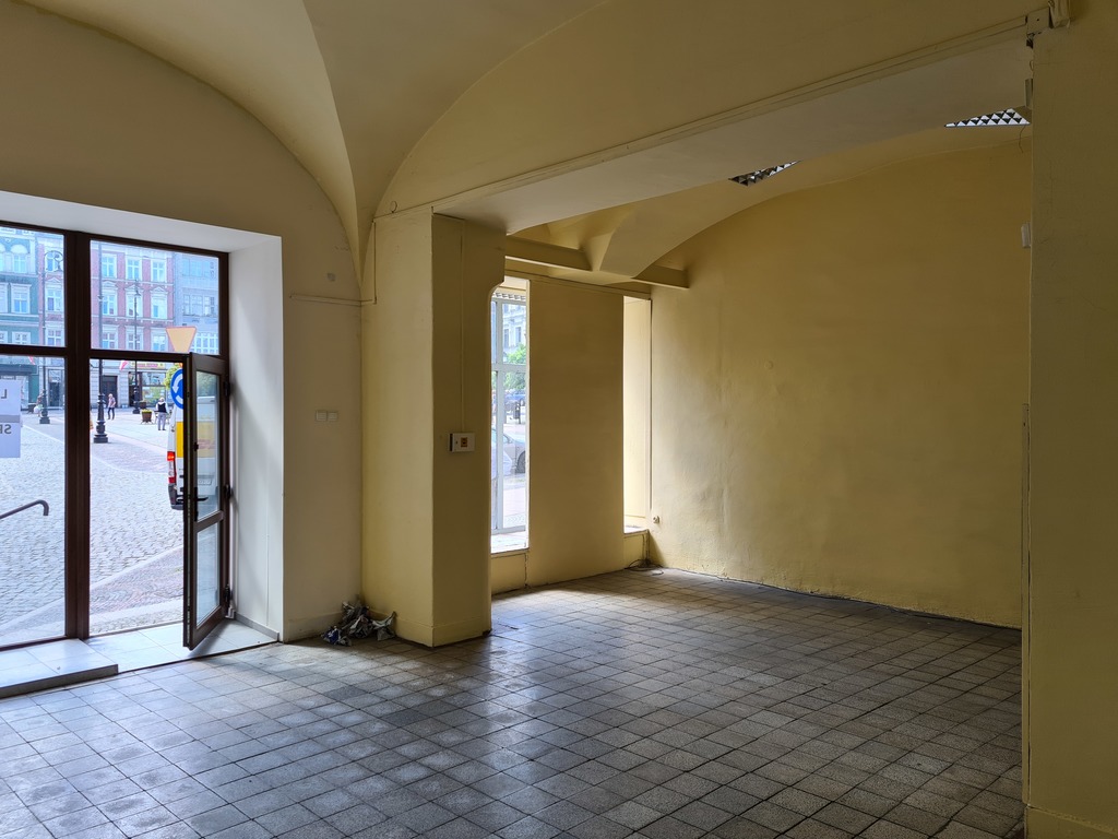 Lokal użytkowy na wałbrzyskim Rynku (6)
