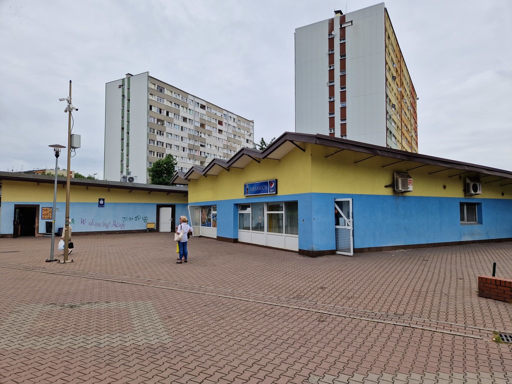 Lokal w centrum osiedla mieszkaniowego (2)