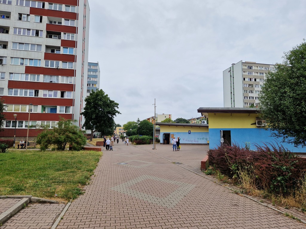 Lokal w centrum osiedla mieszkaniowego (3)