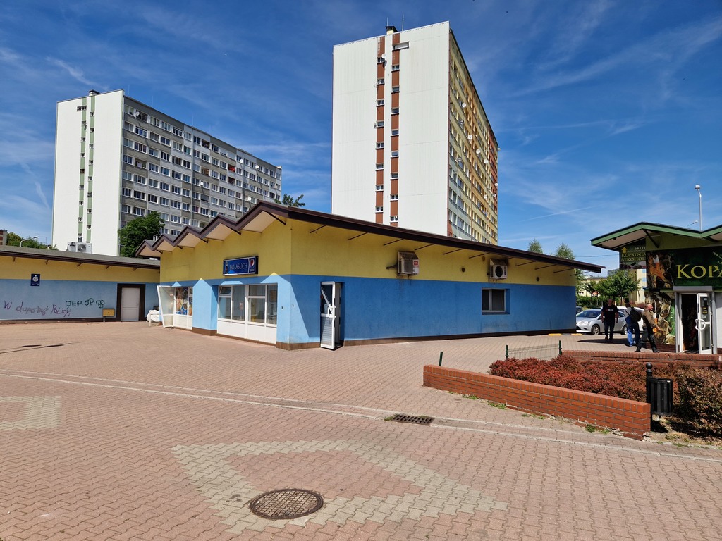 Lokal w centrum osiedla mieszkaniowego (7)