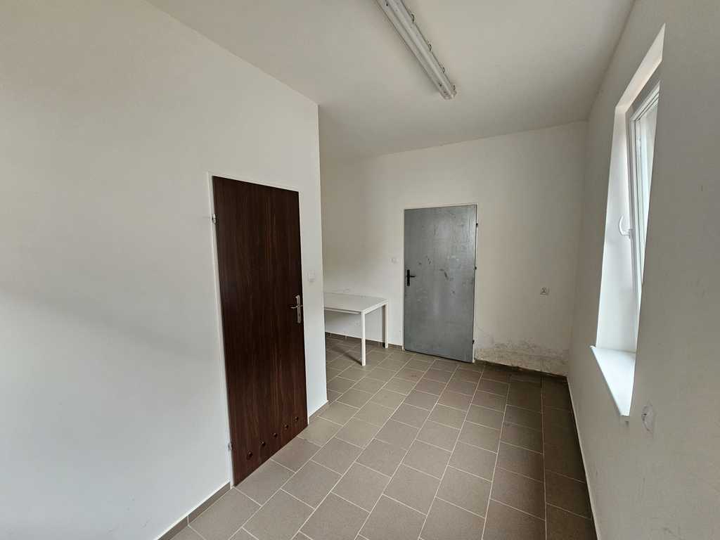 Obiekt biurowo magazynowy (8)