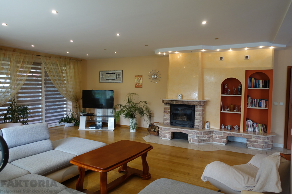 Budynek mieszkalno usługowy 641,5m2 działka 1503m2 (10)