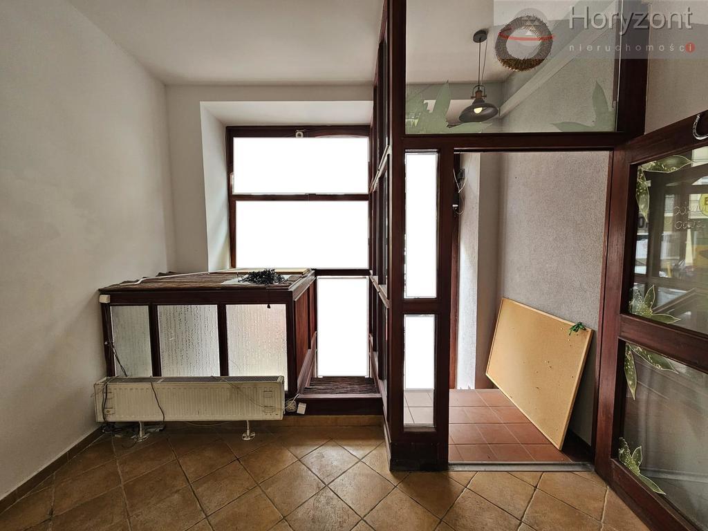 Lokal 70m2 w Centrum, witryna, wejście z ulicy (4)