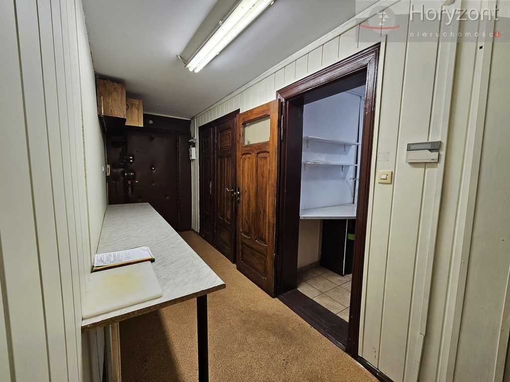 Lokal 70m2 w Centrum, witryna, wejście z ulicy (8)