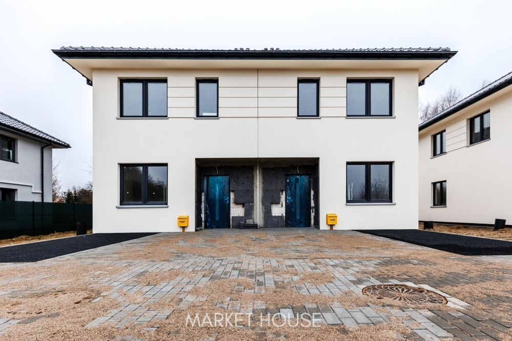 Bliźniak z 2 miejscami postojowymi w Tanowie (1)