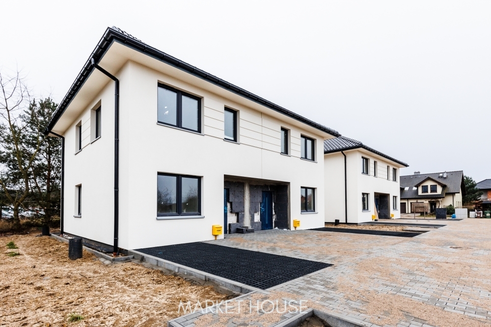 Bliźniak z 2 miejscami postojowymi w Tanowie (2)