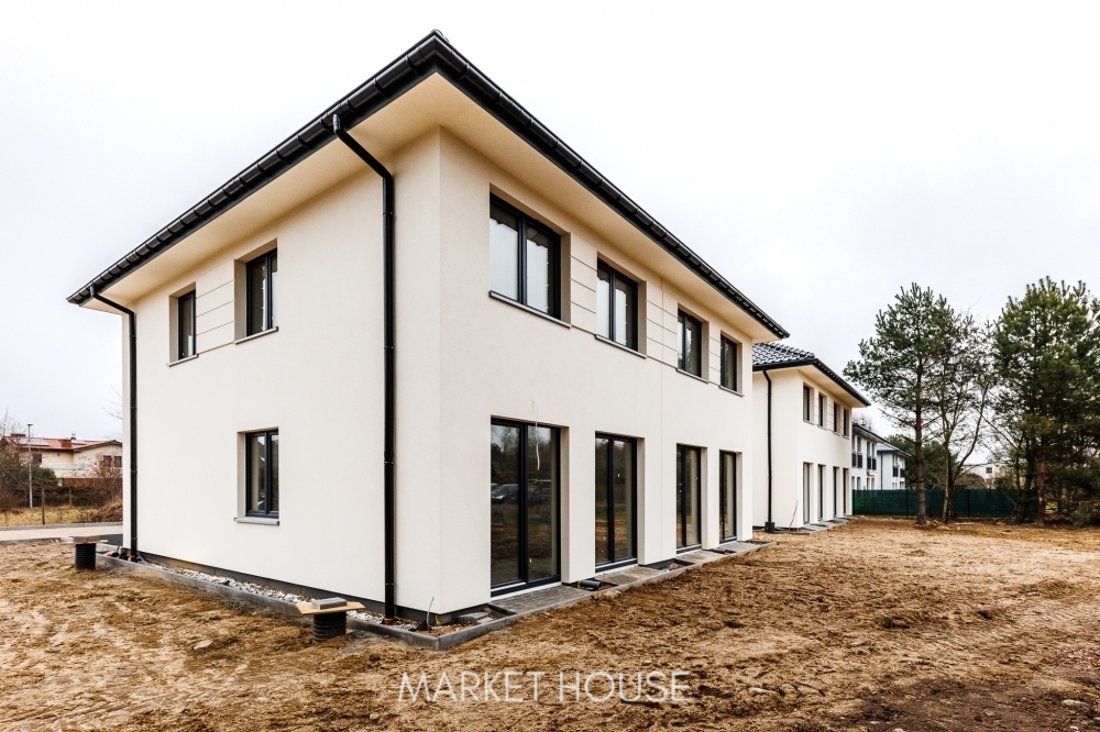 Bliźniak z 2 miejscami postojowymi w Tanowie (3)