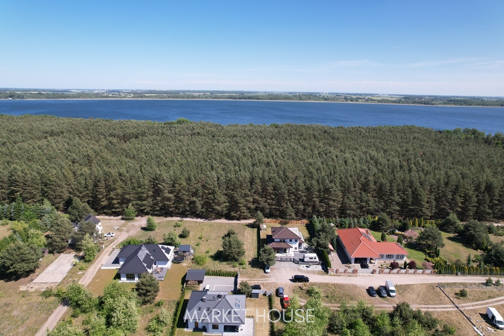 Dom pod lasem, przy jeziorze Miedwie (1)