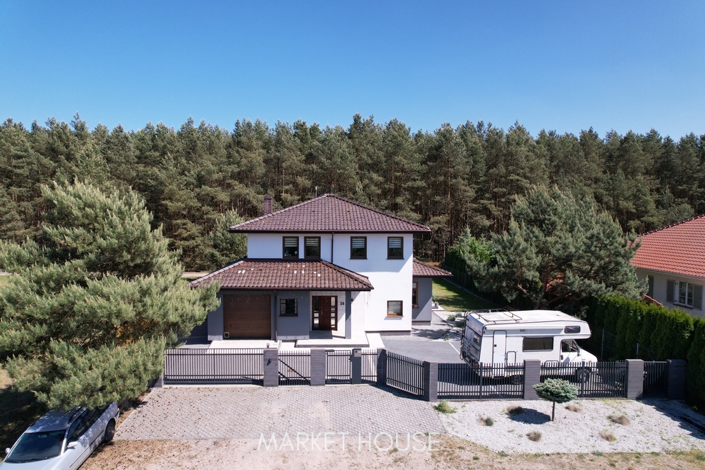 Dom pod lasem, przy jeziorze Miedwie (2)