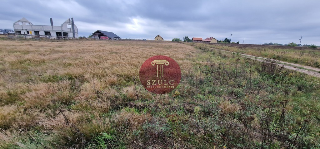 Działka z warunkami zabudowy. (6)