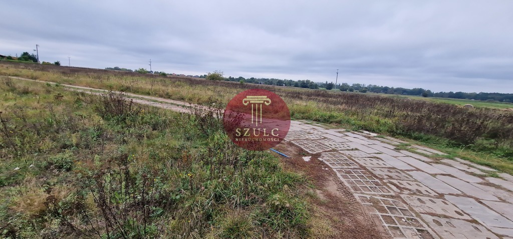 Działka z warunkami zabudowy. (7)