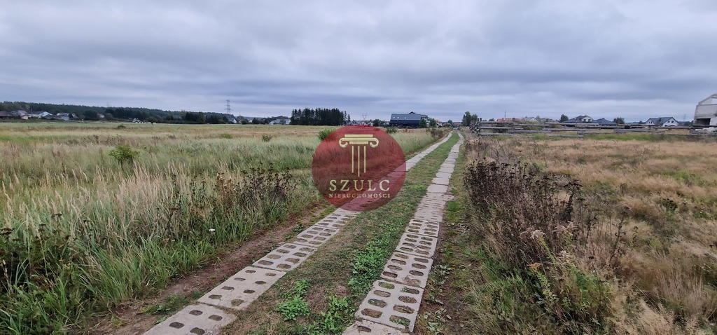 Działka z warunkami zabudowy. (9)