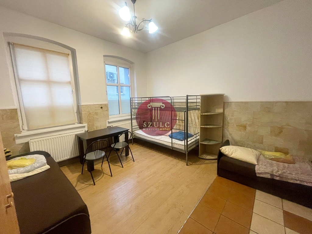 Lokal w centrum z miejscami parkingowymi (1)