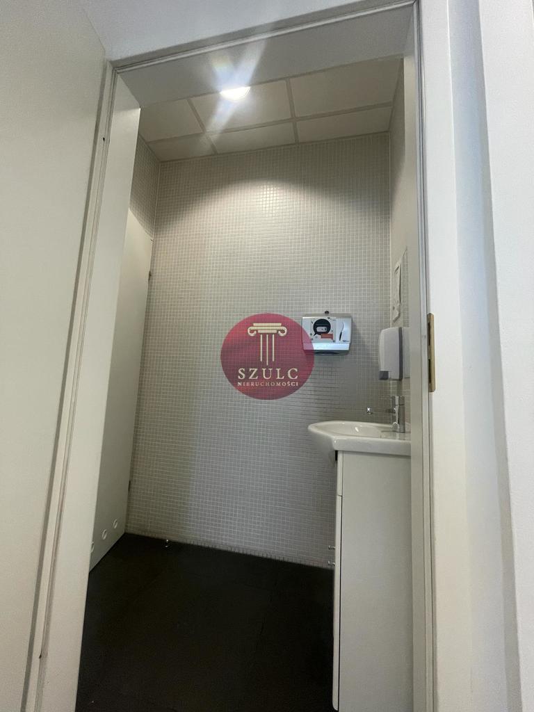 Duży lokal  handlowo-usługowy na wynajem. (4)