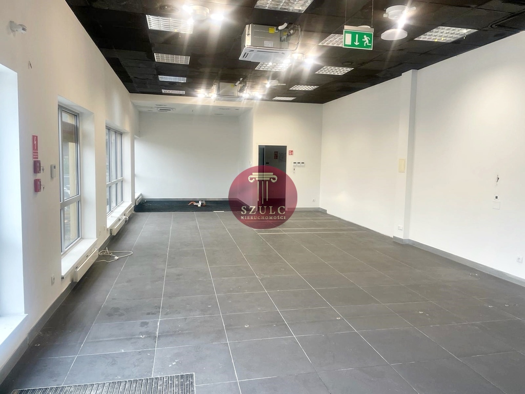 Duży lokal  handlowo-usługowy na wynajem. (8)