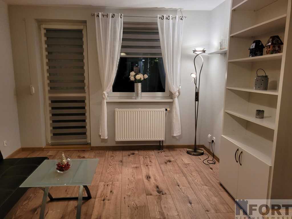 Duża kawalerka, balkon, cegła, n. budownictwo (1)