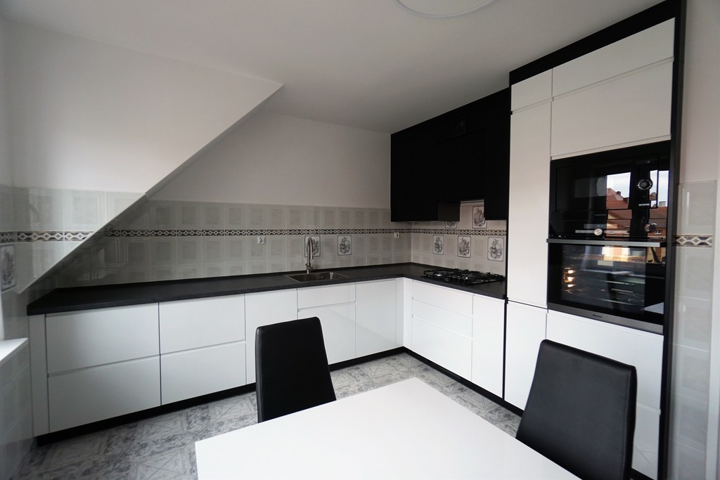 Dwupoziomowe mieszkanie o pow. 92,80, 4-pokoje. (2)