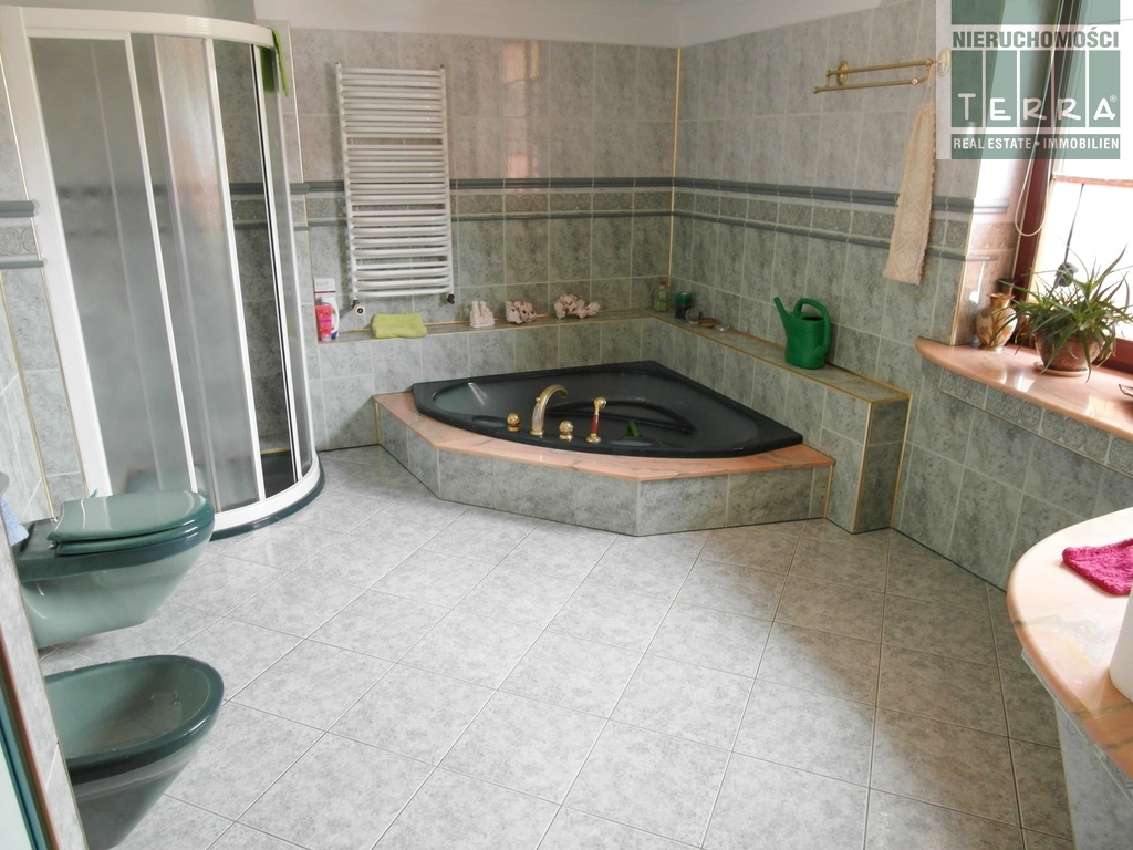 Prosperujący hotel w zacisznym miejscu. (22)