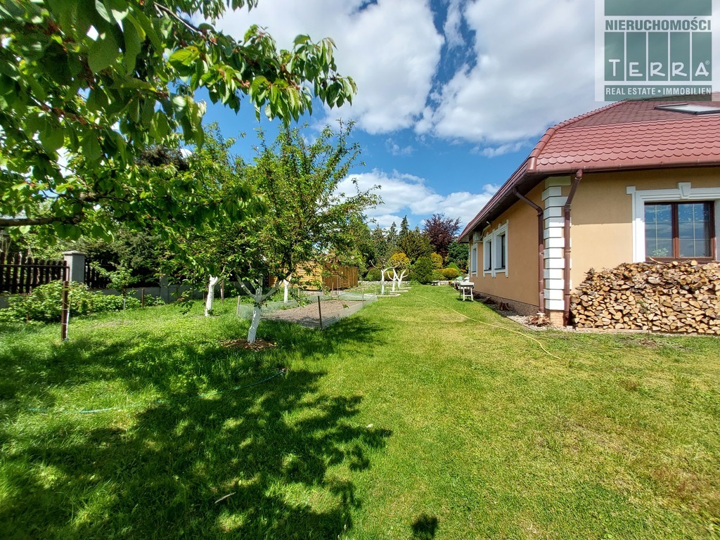 Prosperujący hotel w zacisznym miejscu. (30)