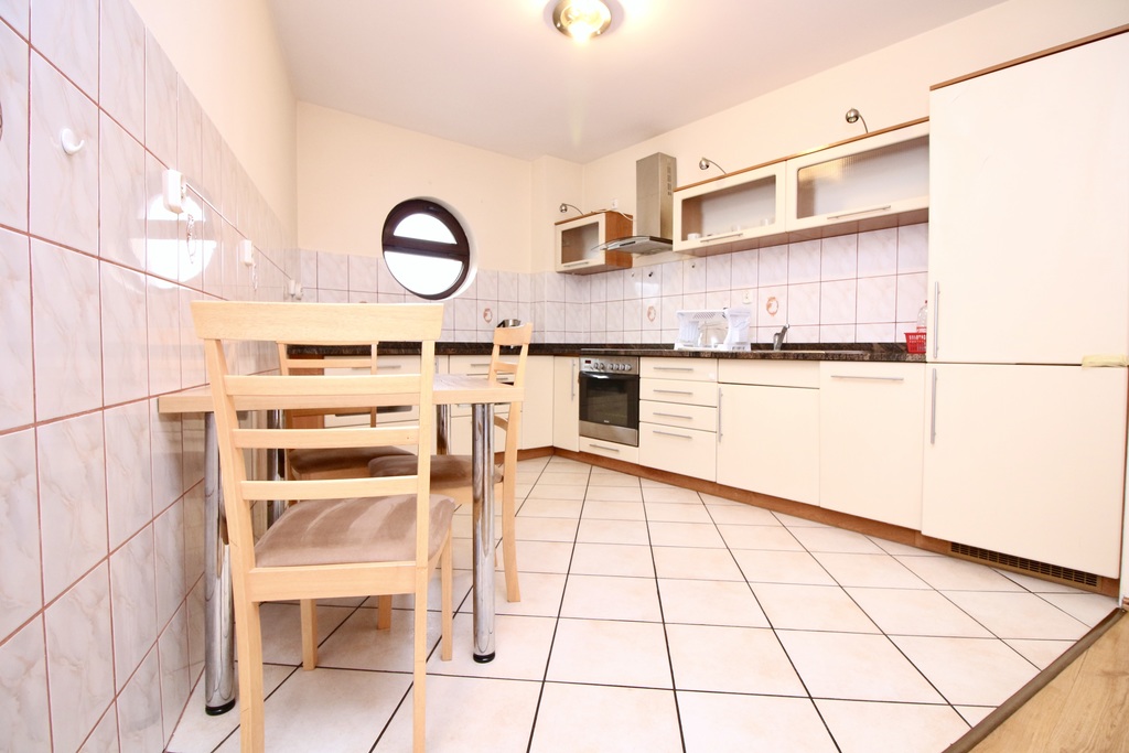 Dom Wolnostojący z licencjonowaną apteką. (3)