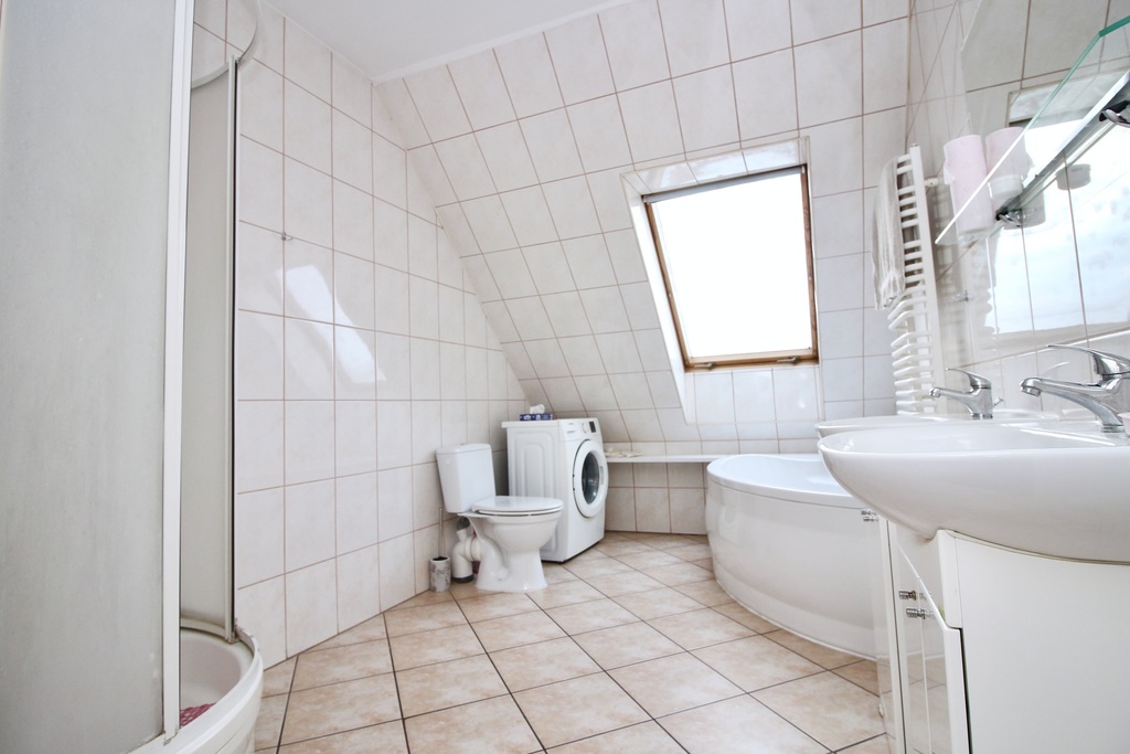 Dom Wolnostojący z licencjonowaną apteką. (5)