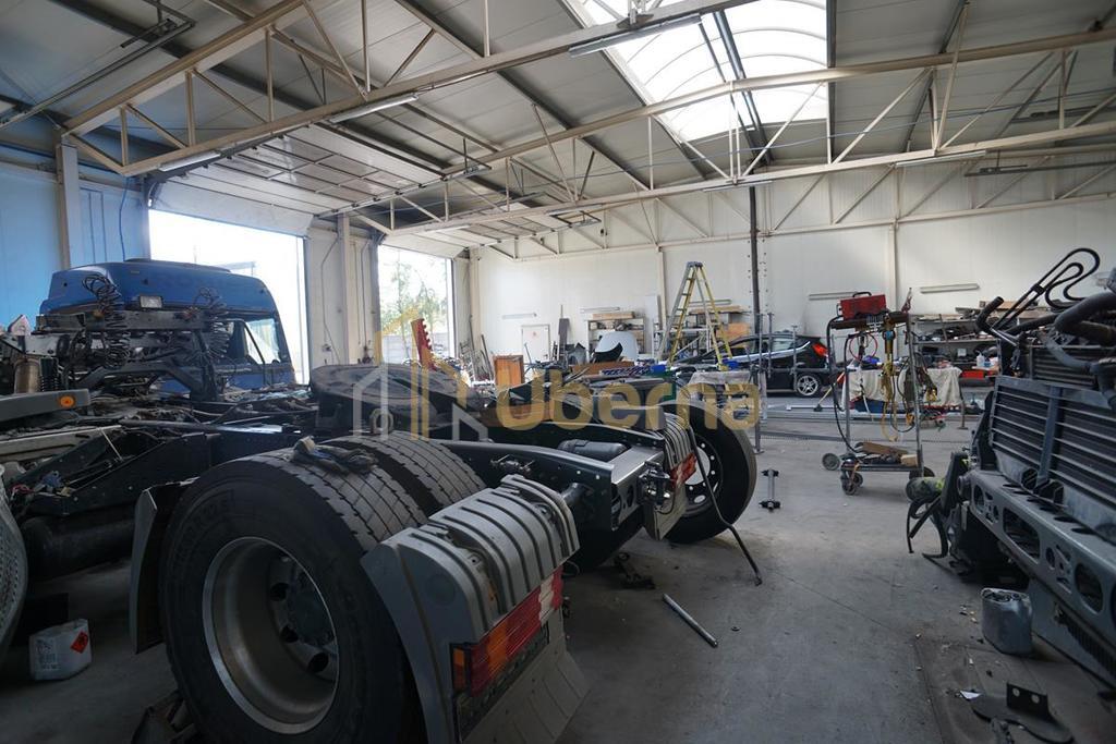 Obiekt komercyjny z działką przy drodze krajowej (10)