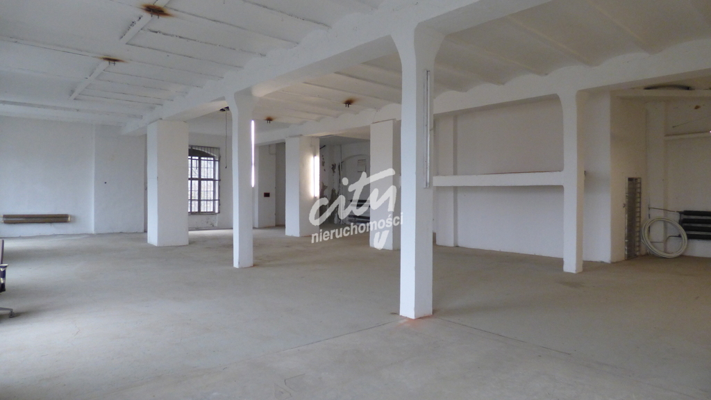 HALA POMORZANY, RAMPA, WINDA, PLAC MANEWROWY (1)