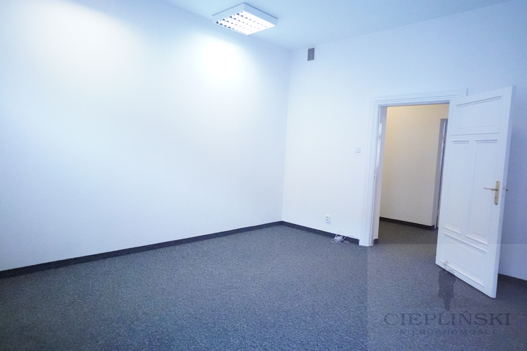 Duży lokal  dostępny od zaraz (11)