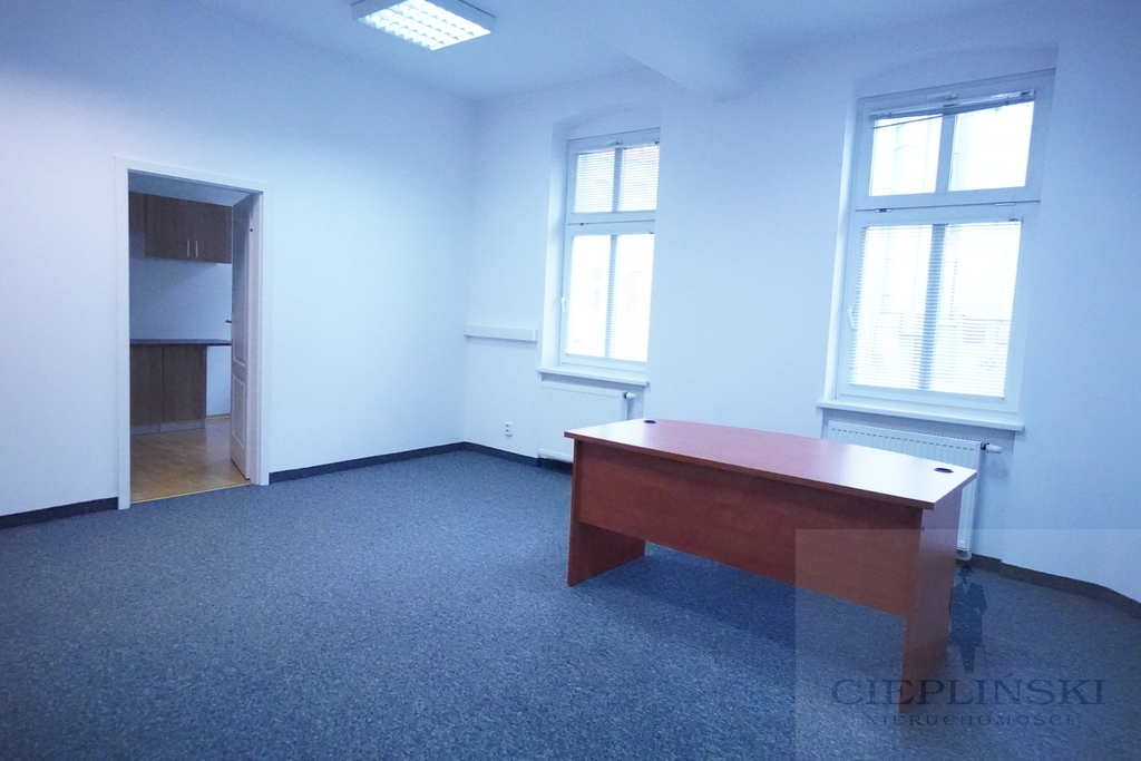 Duży lokal  dostępny od zaraz (14)