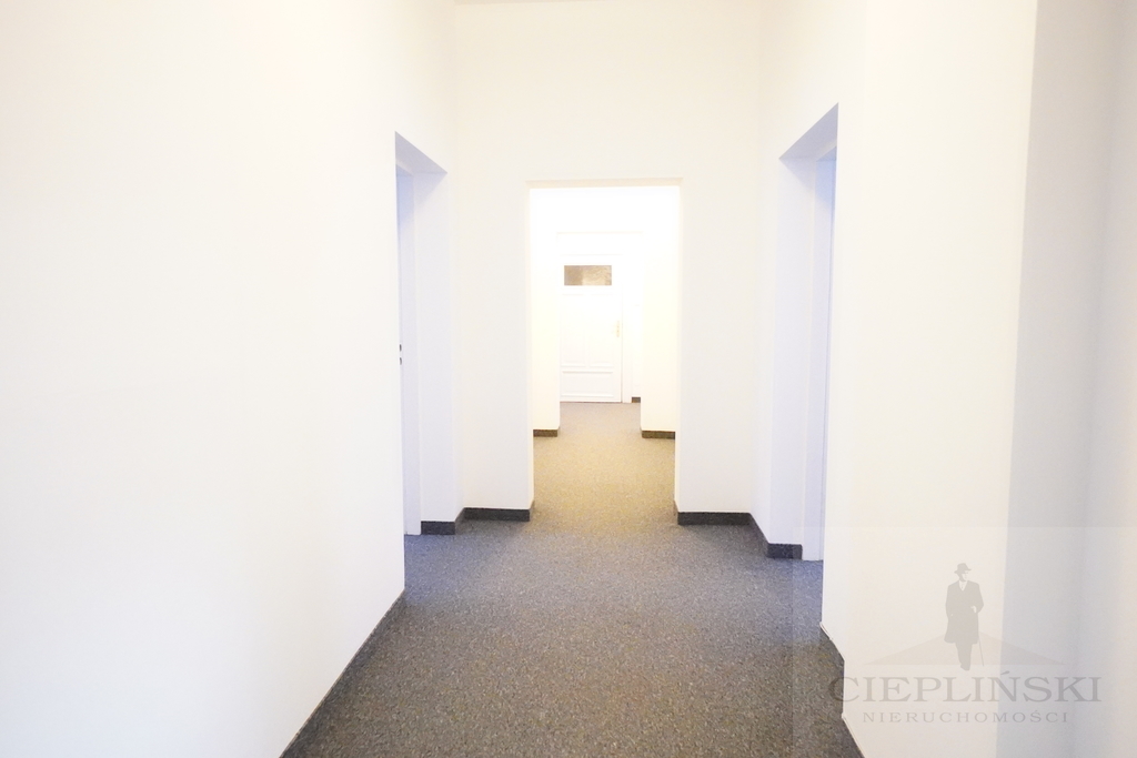 Duży lokal  dostępny od zaraz (15)