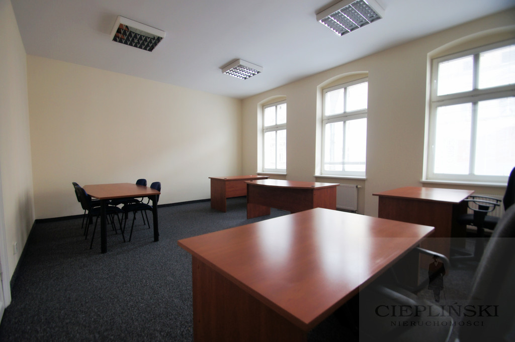 Duży lokal  dostępny od zaraz (16)