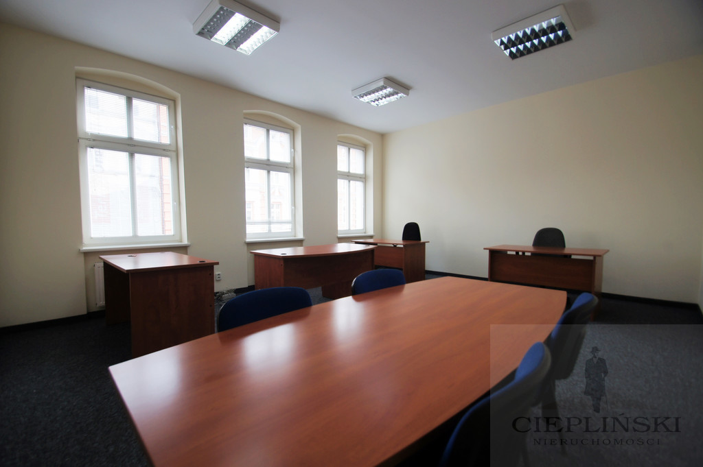 Duży lokal  dostępny od zaraz (1)