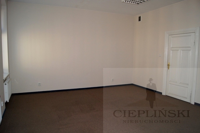 Duży lokal  dostępny od zaraz (17)