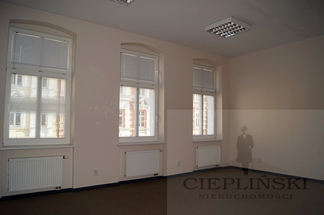 Duży lokal  dostępny od zaraz (18)