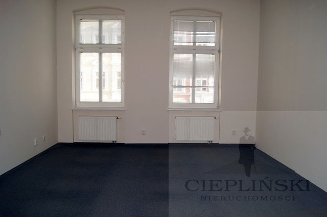 Duży lokal  dostępny od zaraz (20)