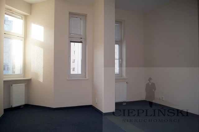 Duży lokal  dostępny od zaraz (24)