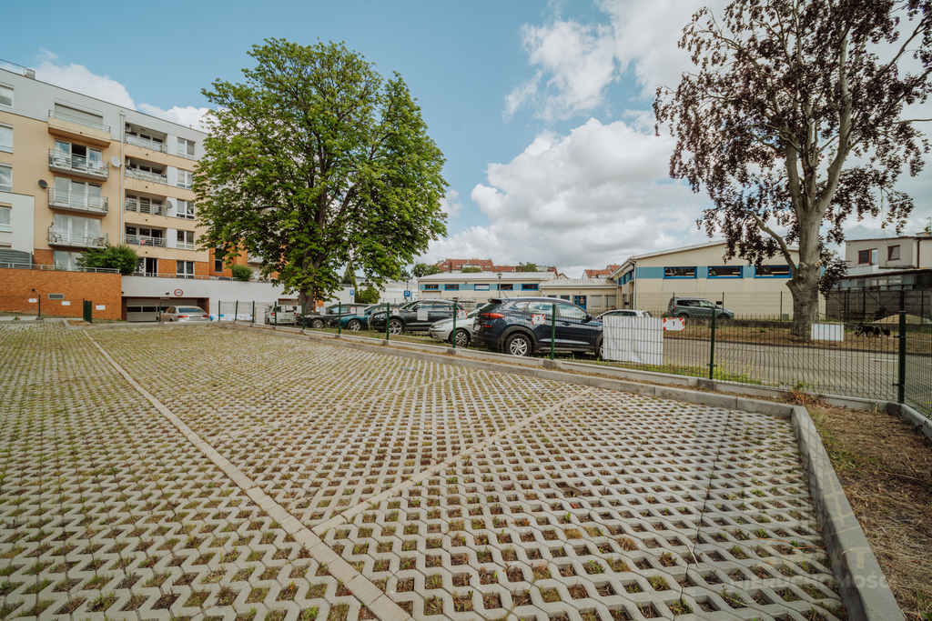 Wynajem miejsca postojowego (z 18 dostępnych) (1)